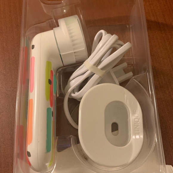 Clinique Sonic System with Green Brush Head - Picture 2 of 3